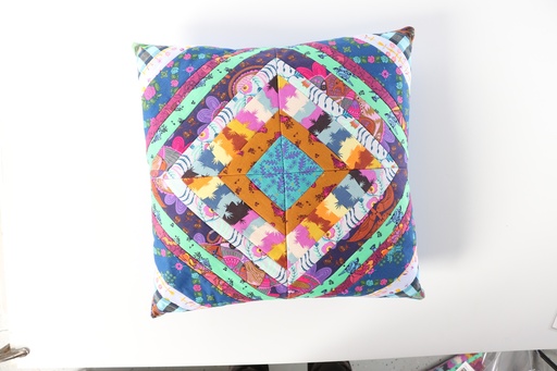 [M-LWD211-01A] Model - Gypsy Pillows #1A