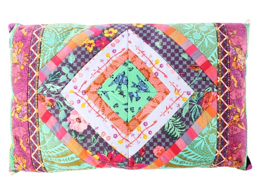 [M-LWD211-01B] Model - Gypsy Pillows #1B